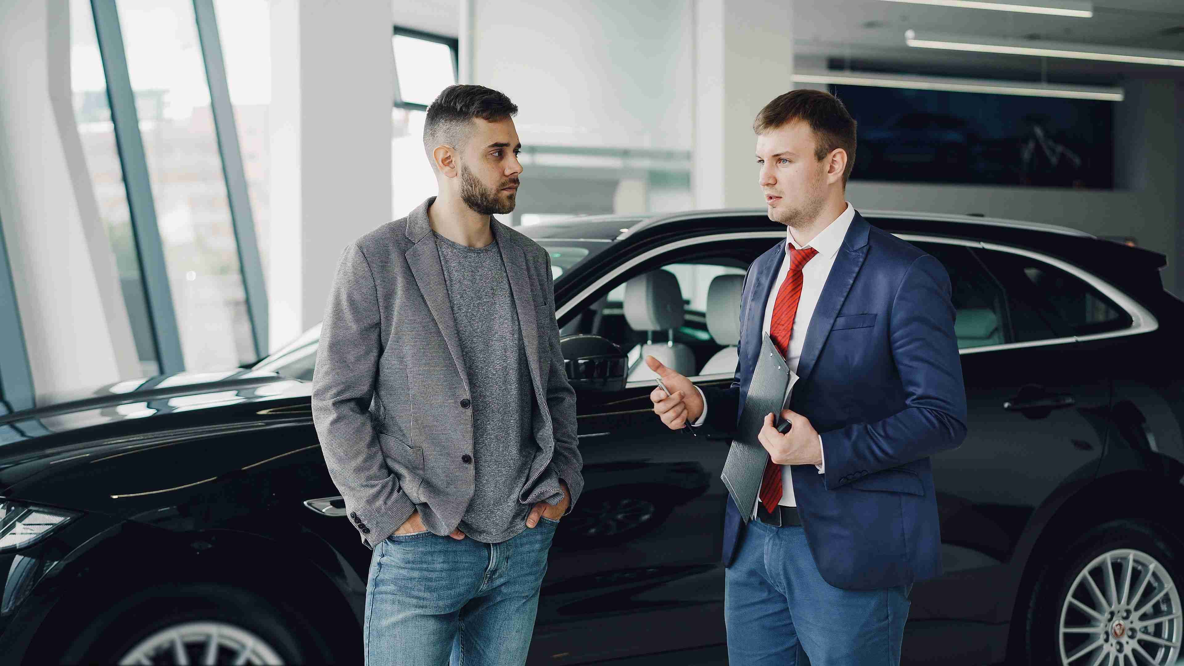 Is onderhoud bij een merkdealer beter dan bij een gewone garage?