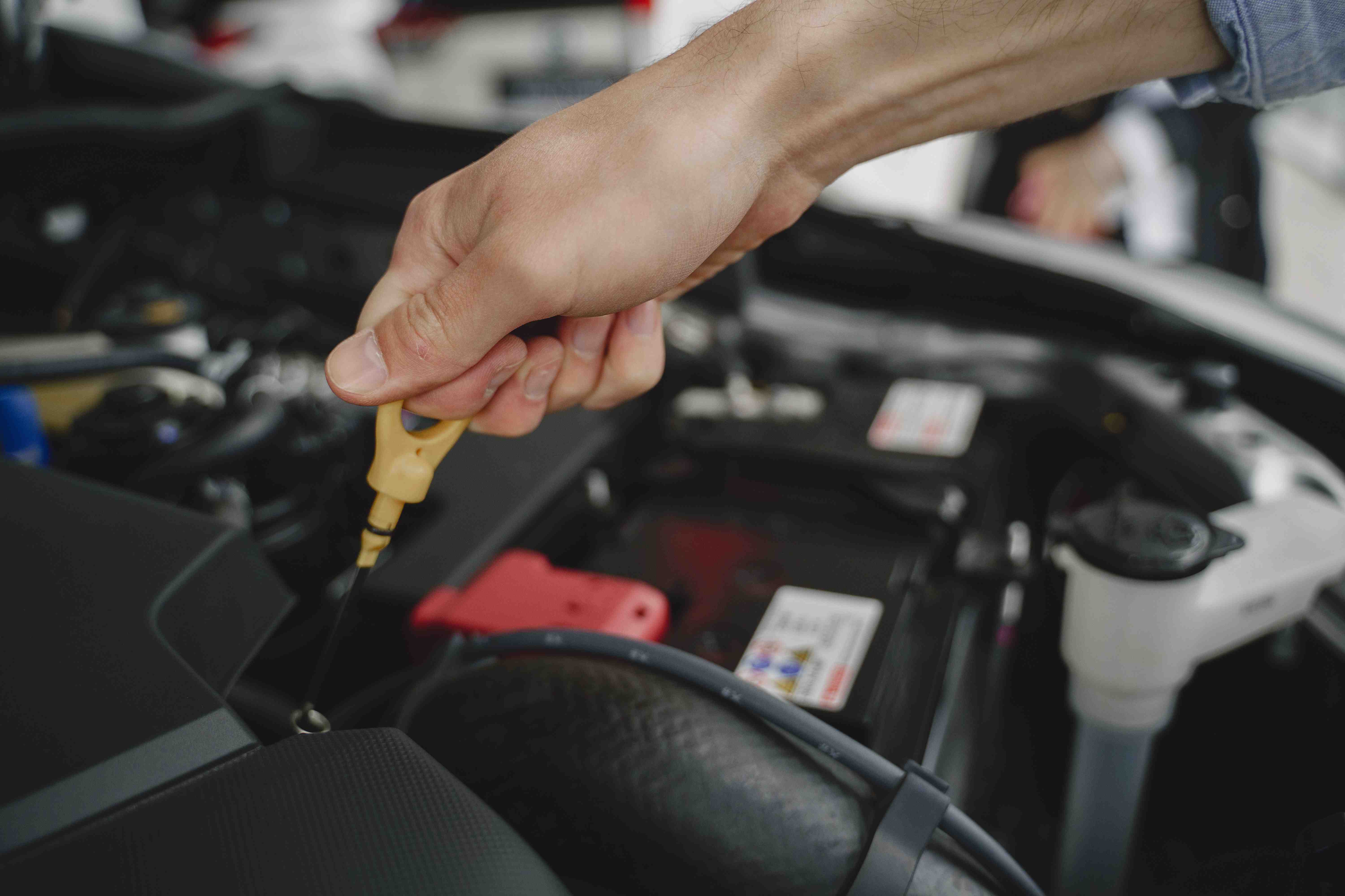 Auto-onderhoud in een garage Auto tijdens een onderhoudsbeurt