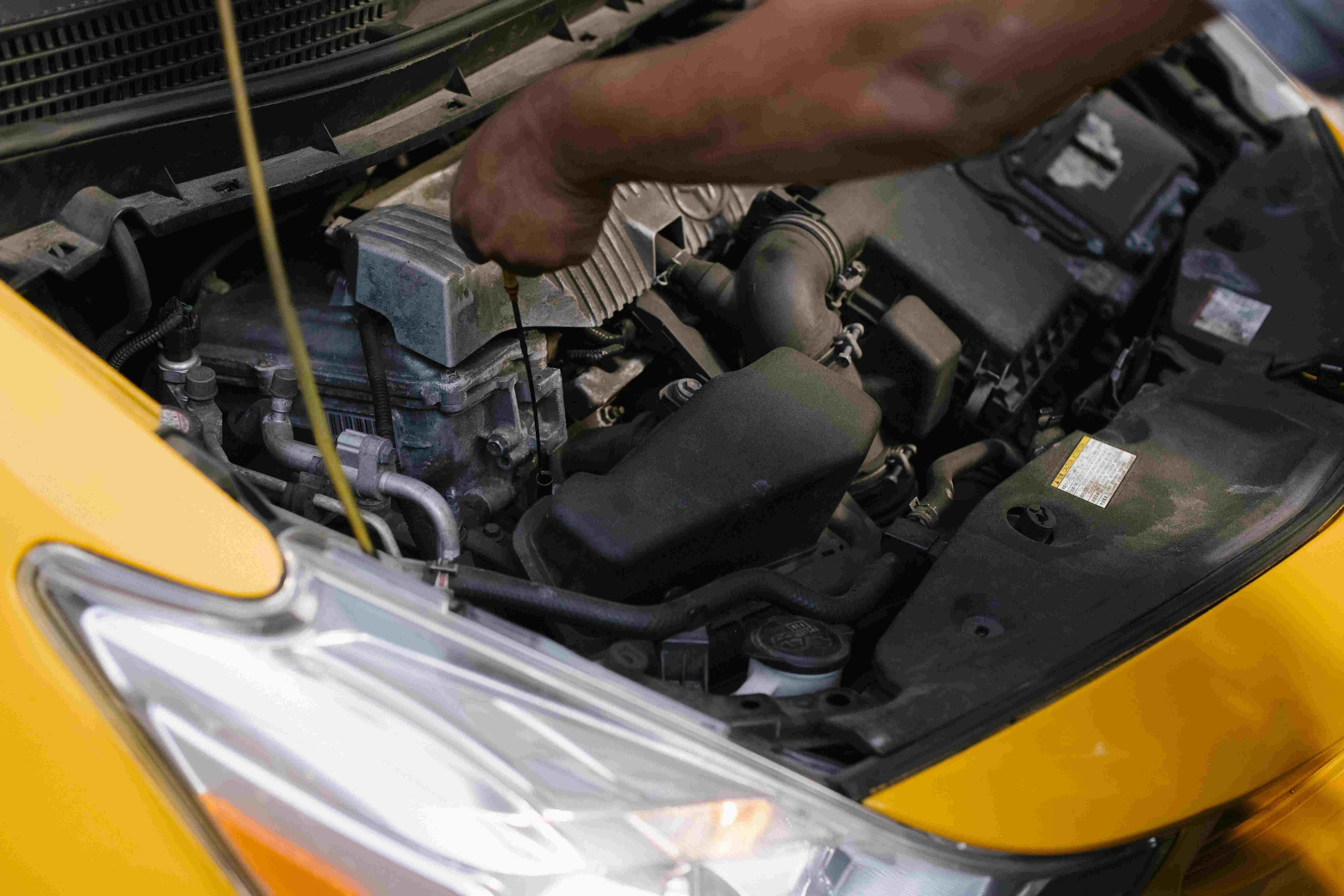 Auto tijdens een onderhoudsbeurt Auto tijdens een onderhoudsbeurt