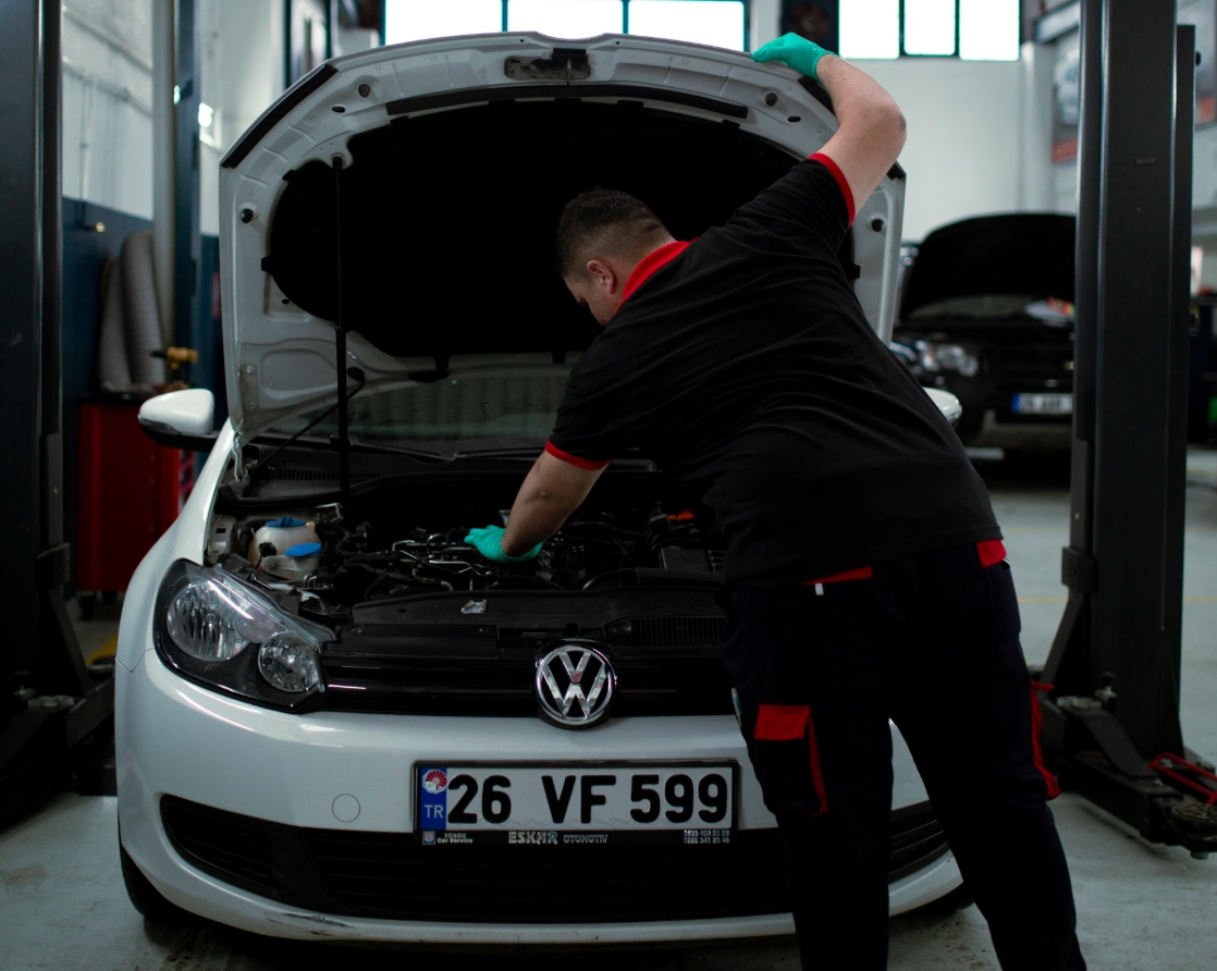 Auto tijdens een onderhoudsbeurt Auto tijdens een onderhoudsbeurt