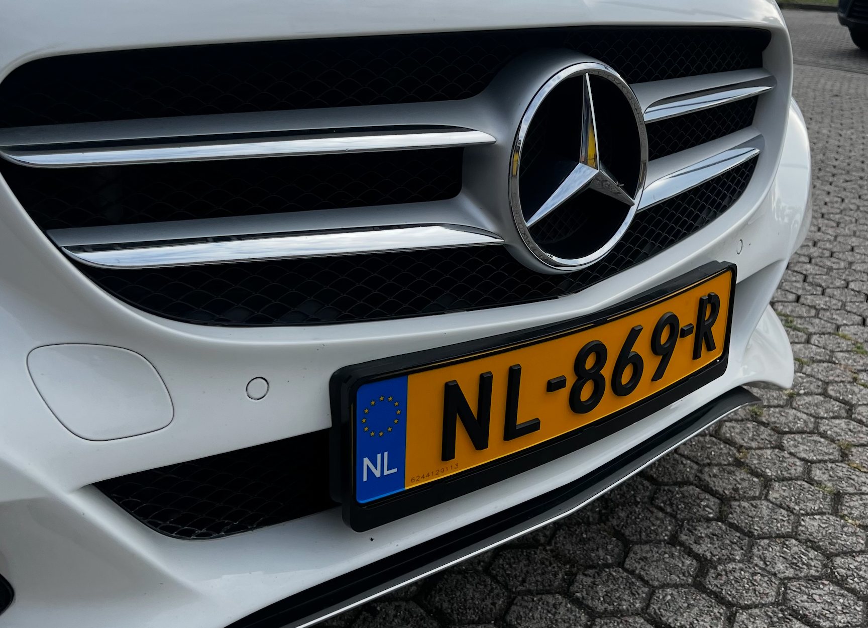 Gele Nederlandse kentekenplaat op een auto