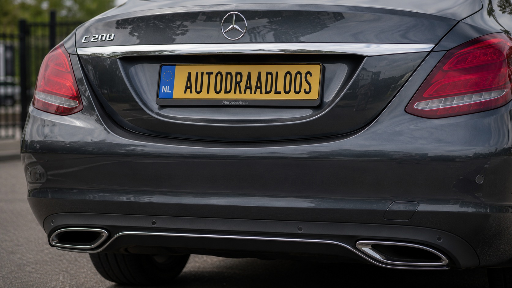 Waarom zijn Nederlandse kentekenplaten geel?