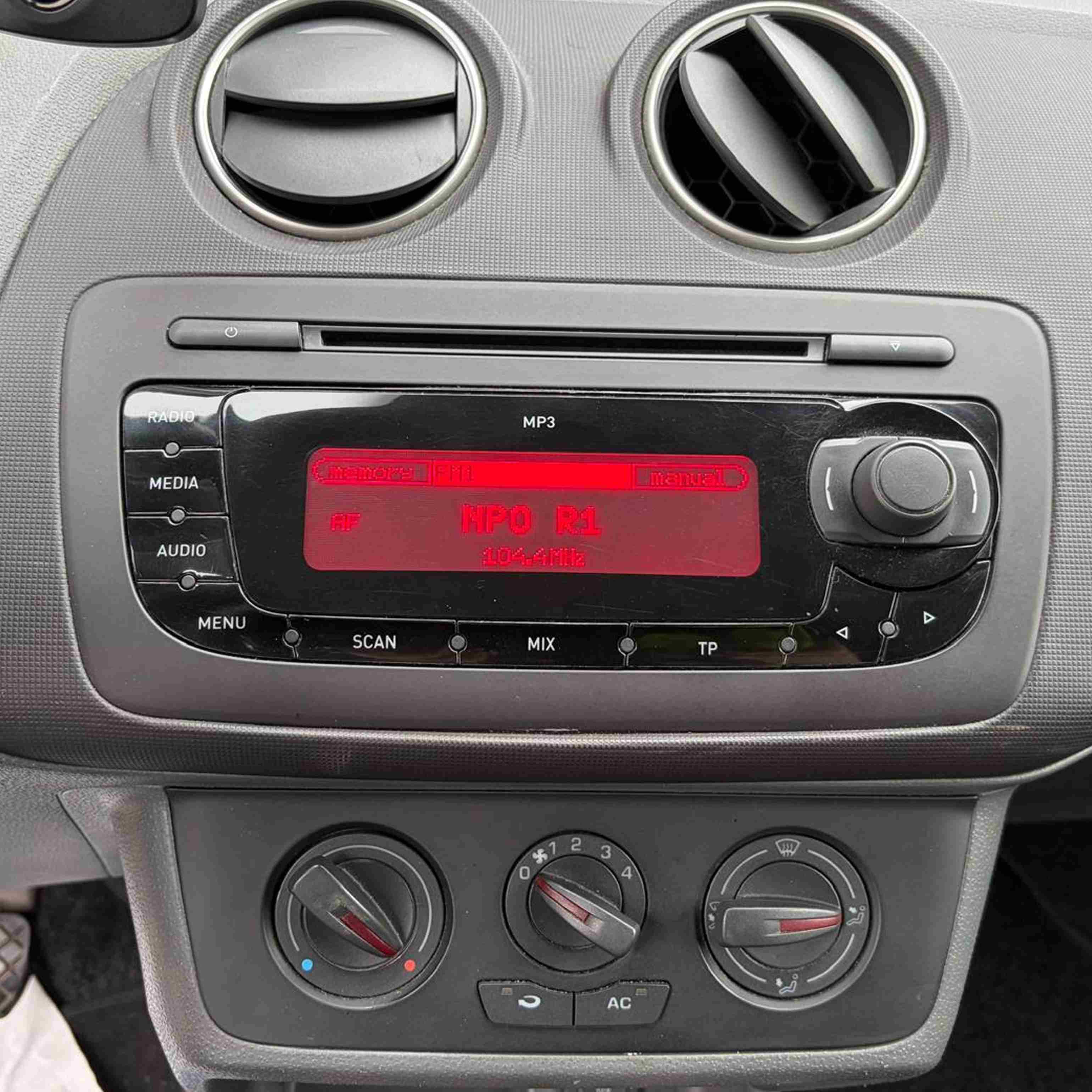 Origineel scherm zonder CarPlay in een Seat
