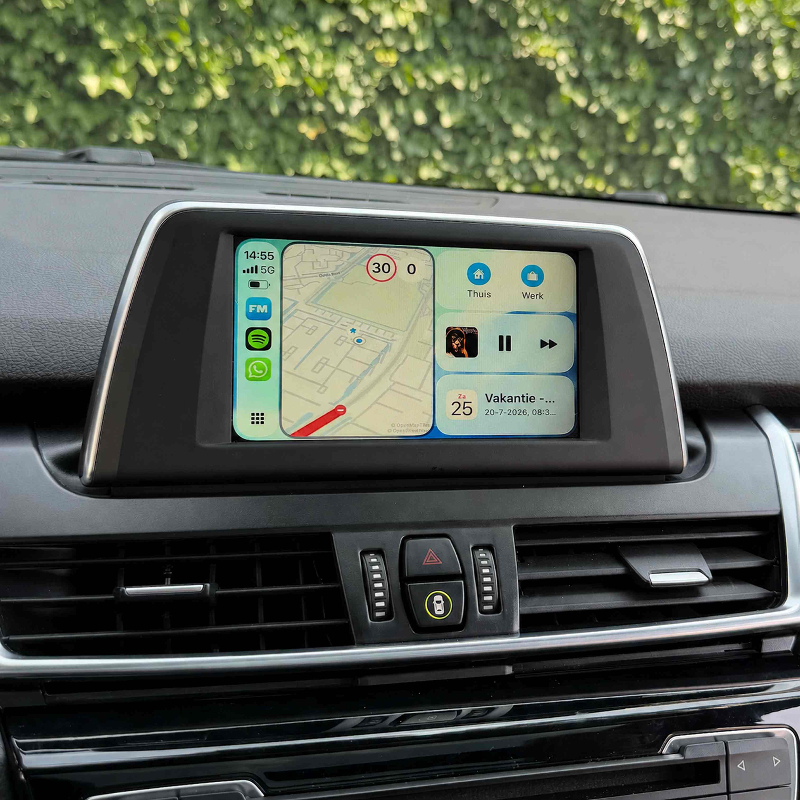 Apple CarPlay met groter scherm in een BMW