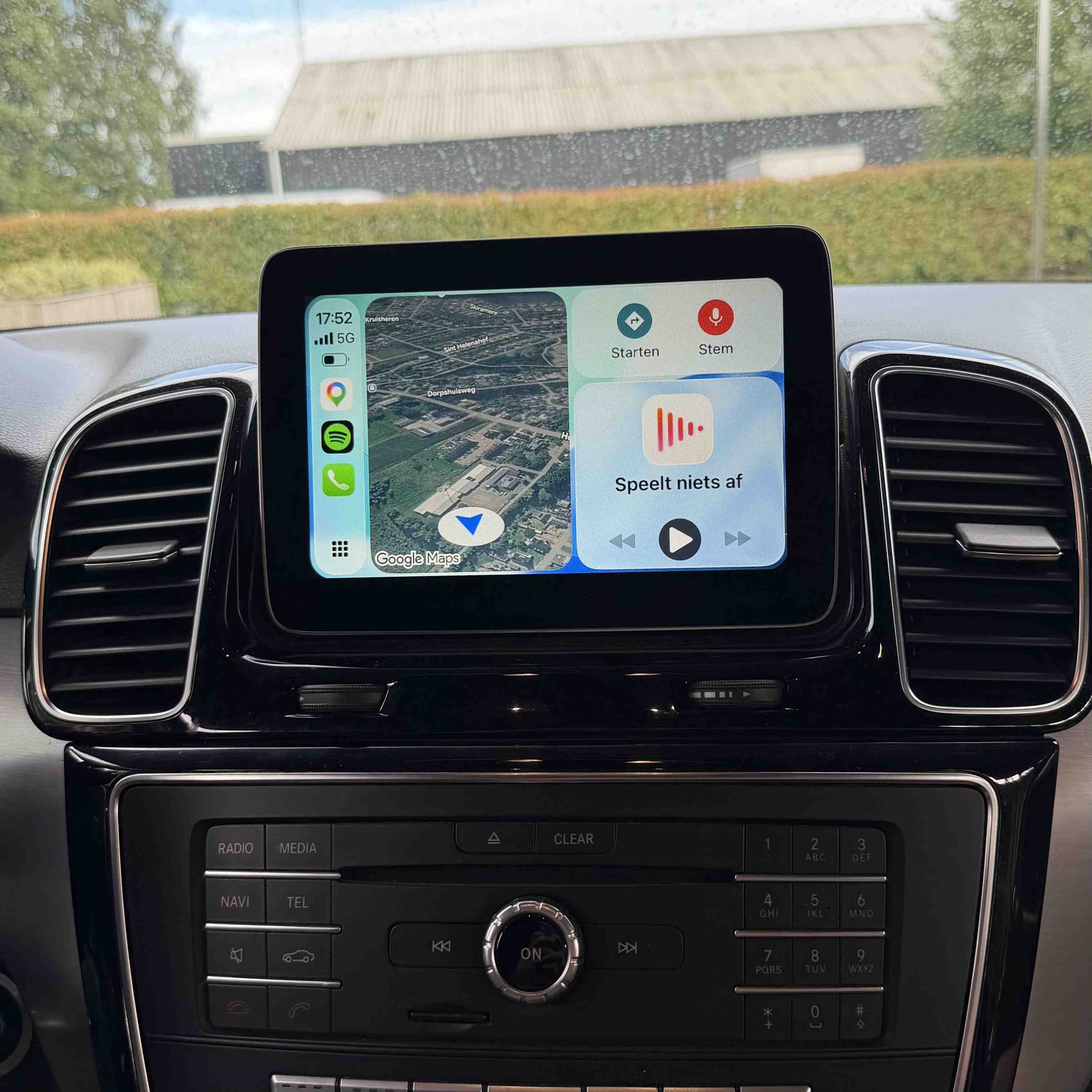 Apple CarPlay op het originele scherm van een Mercedes-Benz