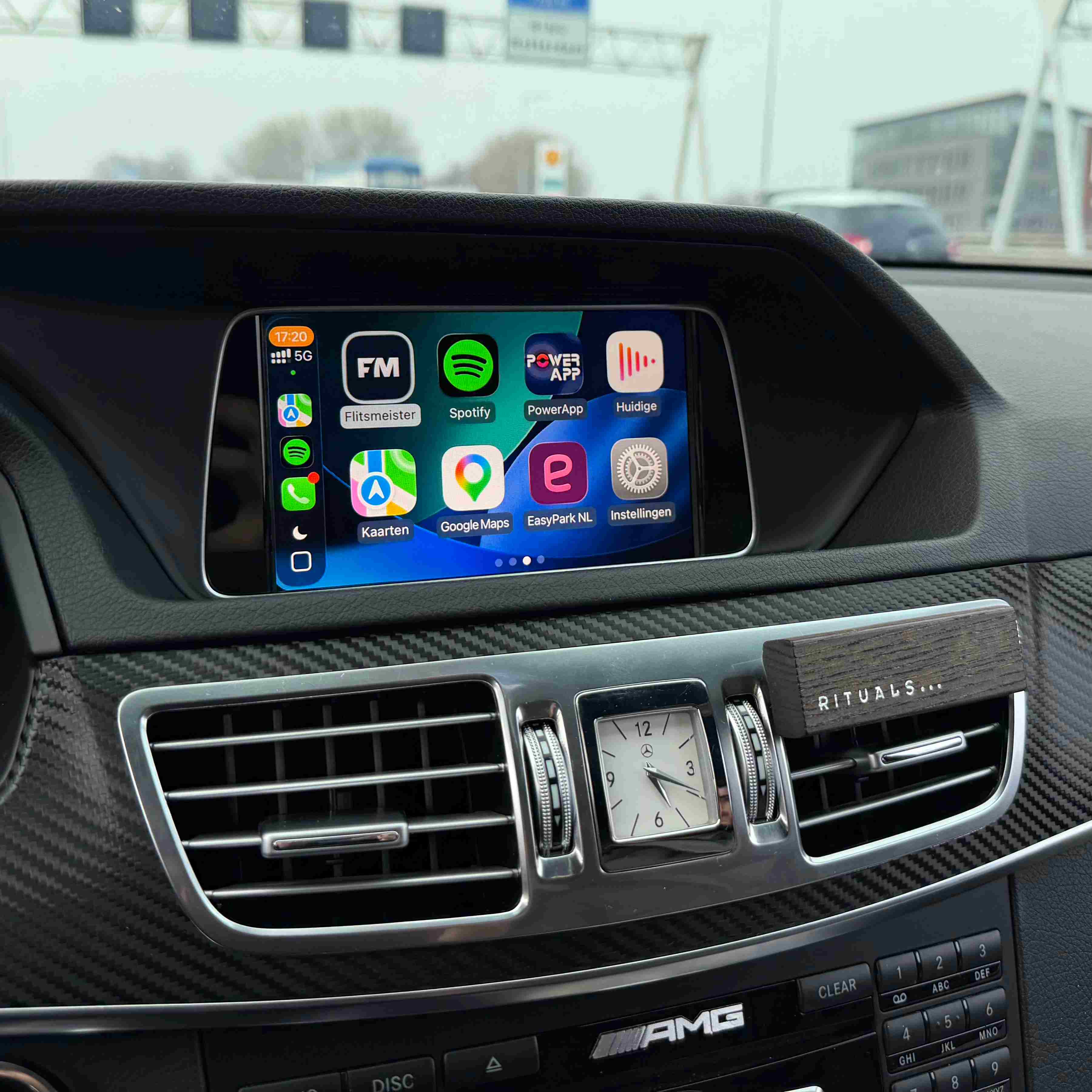 Apple CarPlay op het originele scherm van een Mercedes-Benz