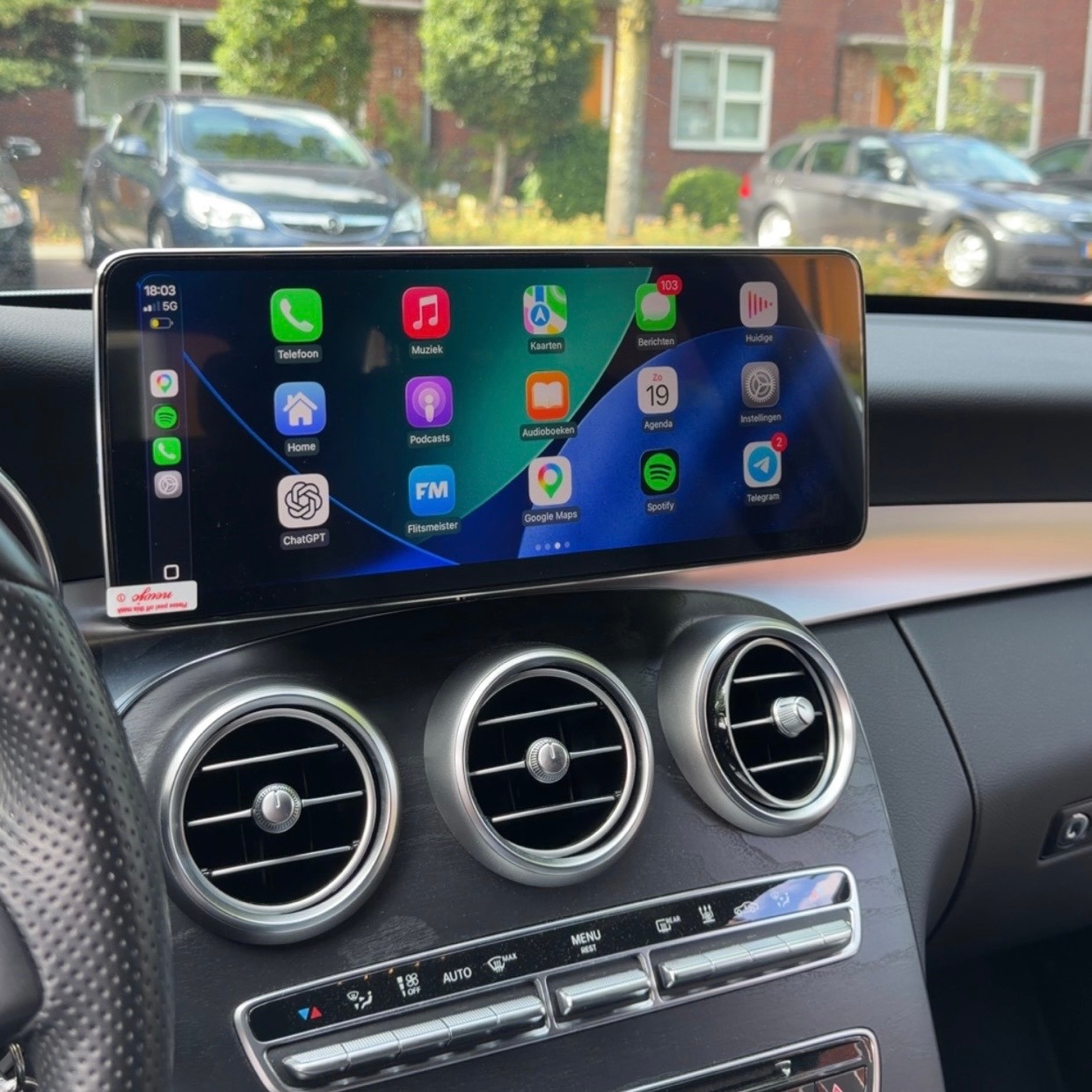 Apple CarPlay met groter scherm in een Mercedes-Benz
