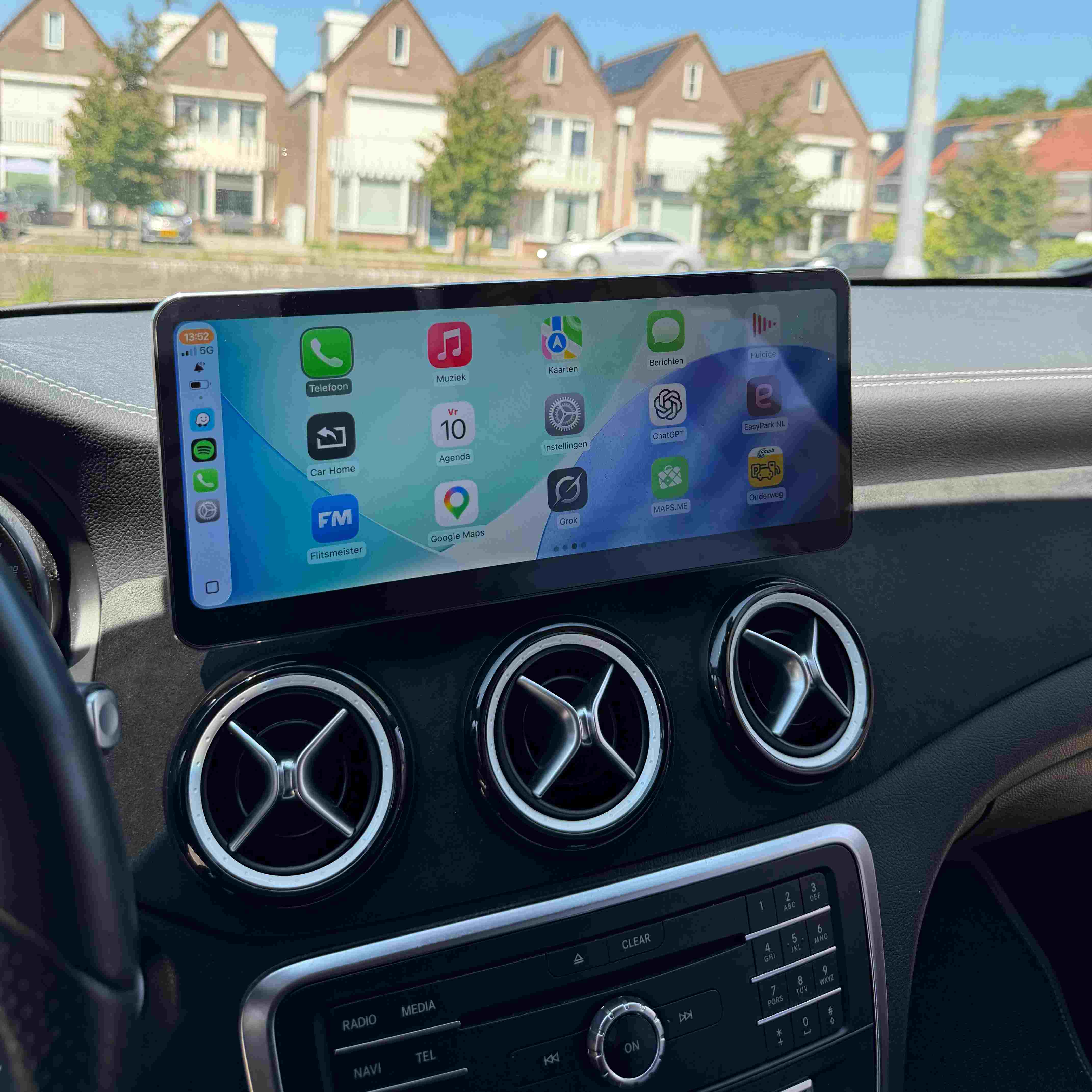 Apple CarPlay met groter scherm in een Mercedes-Benz