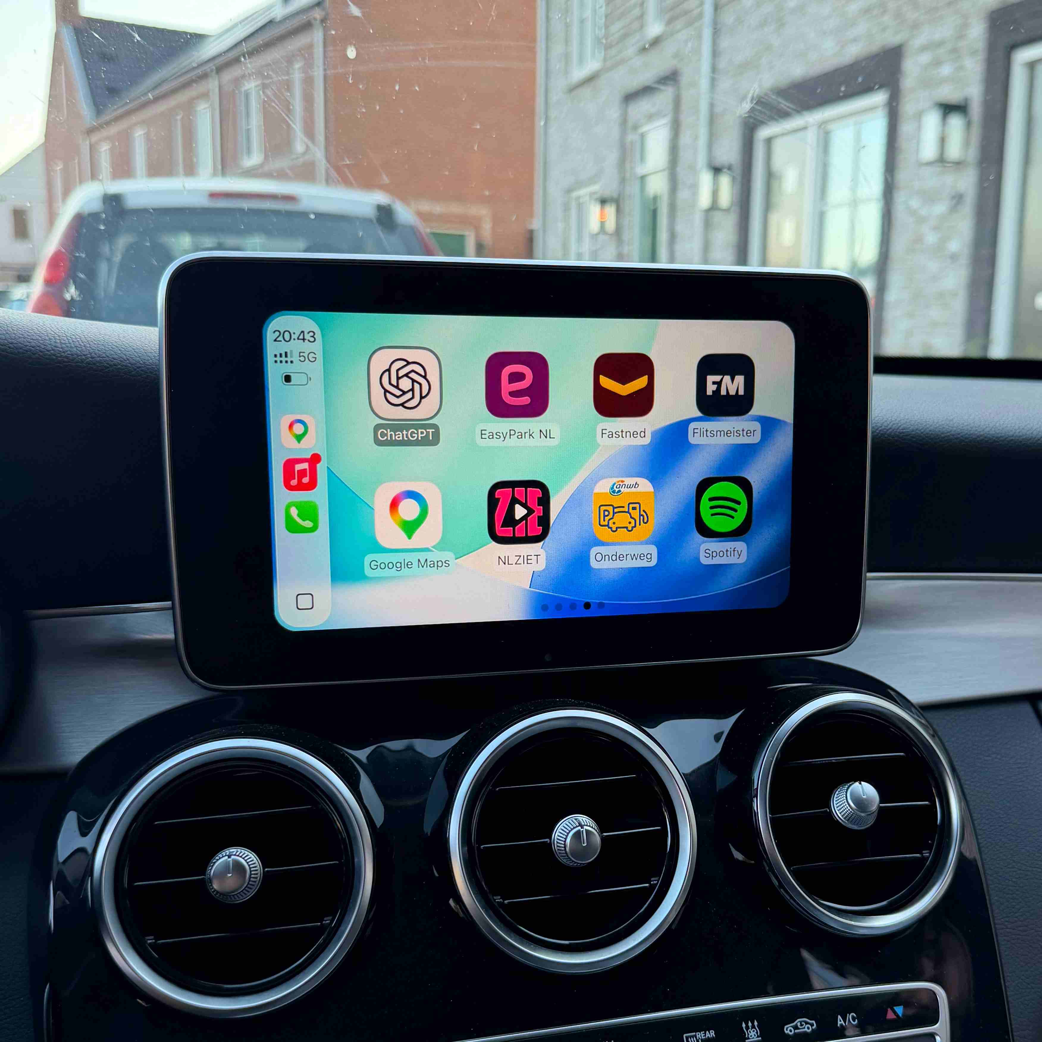 Apple CarPlay met groter scherm in een Mercedes-Benz