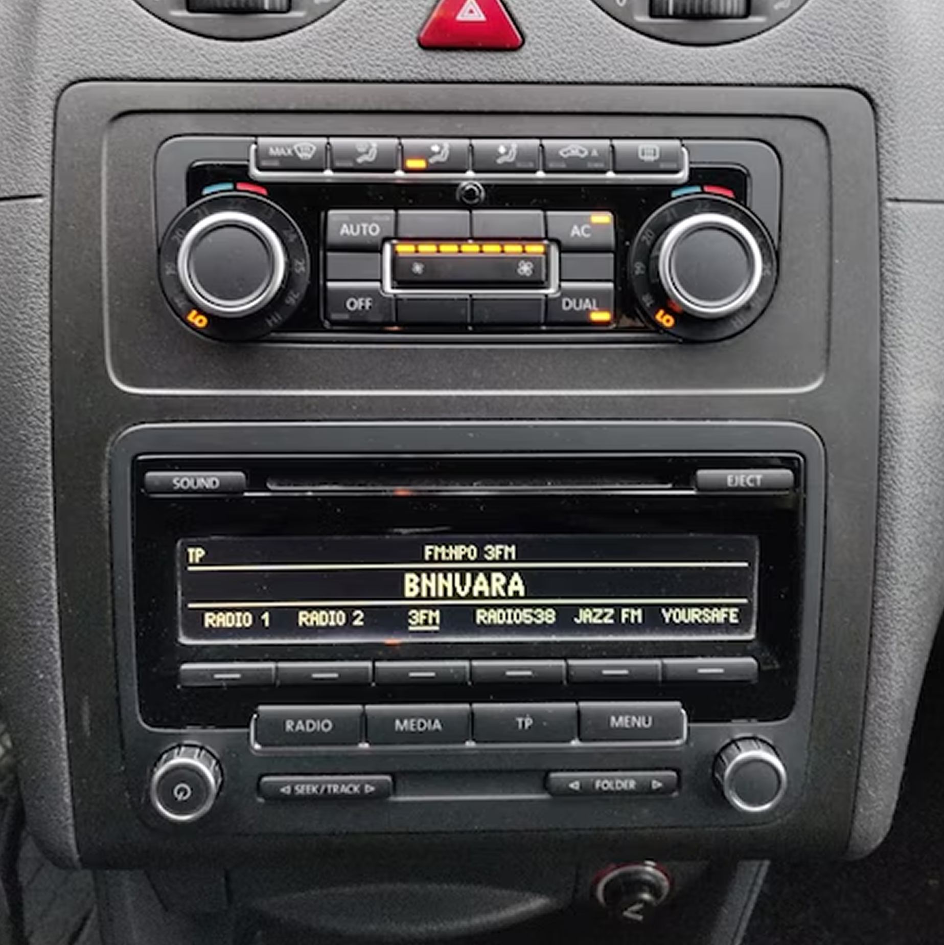 Origineel scherm zonder CarPlay in een Volkswagen
